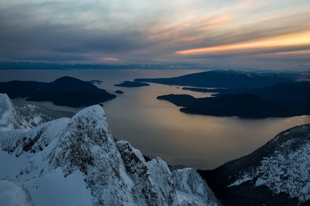 Vue aérienne du fond de la nature canadienne des montagnes avec de la neige