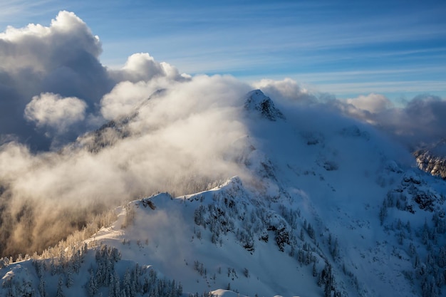 Vue aérienne du fond de la nature canadienne des montagnes avec de la neige