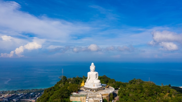 Vue aérienne du grand Bouddha blanc sur la montagne à Phuket en Thaïlande