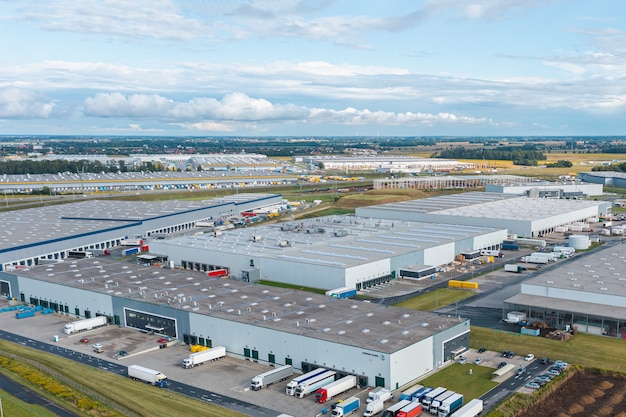 Vue aérienne du grand entrepôt. Centre logistique dans la zone industrielle de la ville d'en haut.