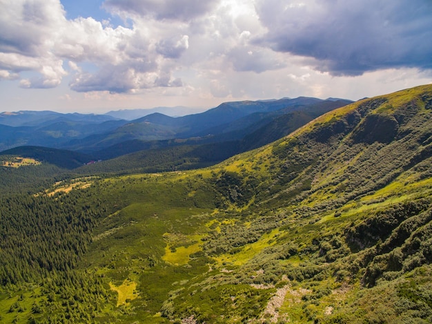 Vue aérienne du grand paysage de montagne boisé de la crête verte