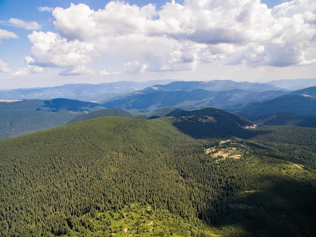 Vue aérienne du grand paysage de montagne boisé de la crête verte