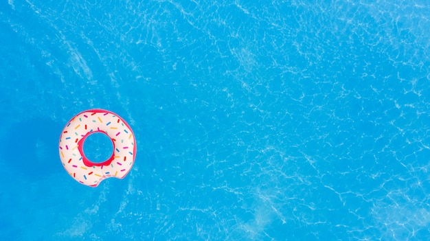 Vue aérienne du gros beignet rose dans le fond de la piscine