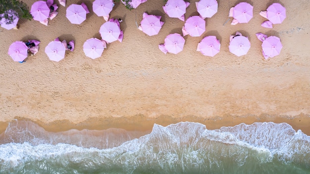 Vue Aérienne Du Haut Sur La Plage De Sable Fin. Parapluies Roses.