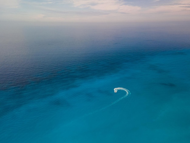 Vue aérienne du hors-bord dans l'eau de mer bleue