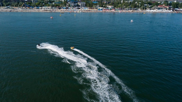 Vue aérienne du jet ski dans l'océan