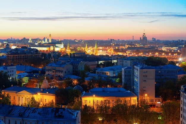 Vue aérienne du Kremlin de la ville de Moscou en Russie la nuit.