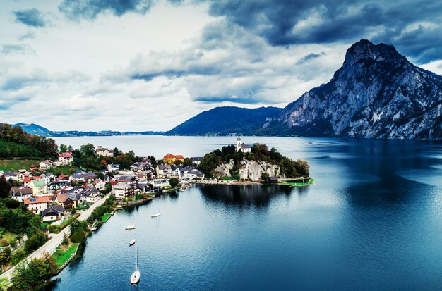 Vue aérienne du lac autrichien avec beau paysage de montagne