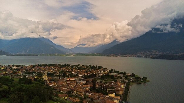 Vue aérienne du lac de Côme en Lombardie, au nord de l'Italie.