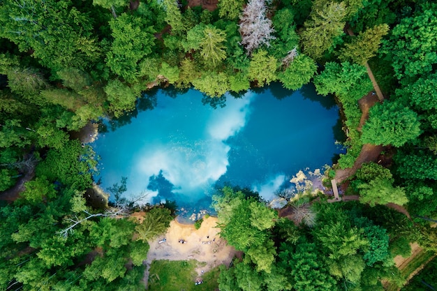 Photo vue aérienne du lac forestier de couleur bleue en pologne