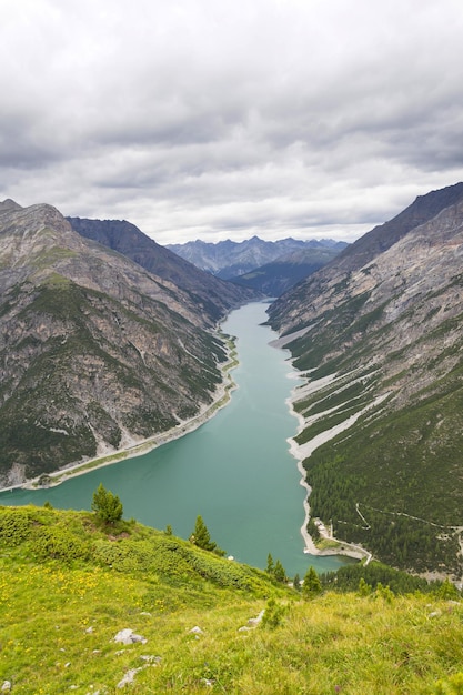 Vue aérienne du lac de Livigno dans les Alpes Lombardie Italie