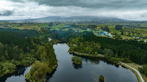 Vue aérienne du lac Mangamahoe Taranaki entouré de forêts