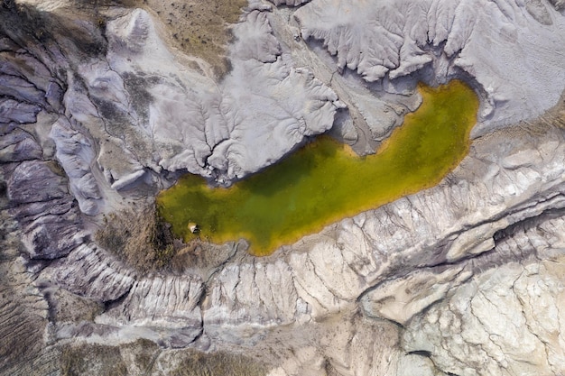 Vue aérienne du lac de la mine à ciel ouvert