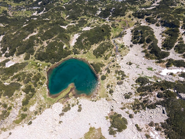 Vue aérienne du lac Muratovo et de la montagne Pirin en Bulgarie