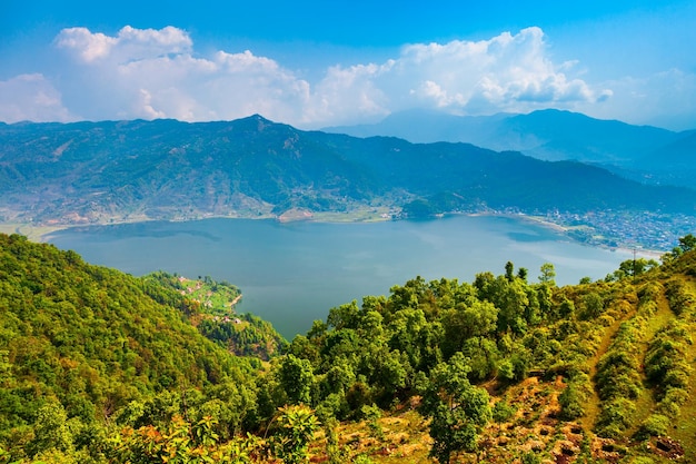 Vue aérienne du lac Phewa à Pokhara