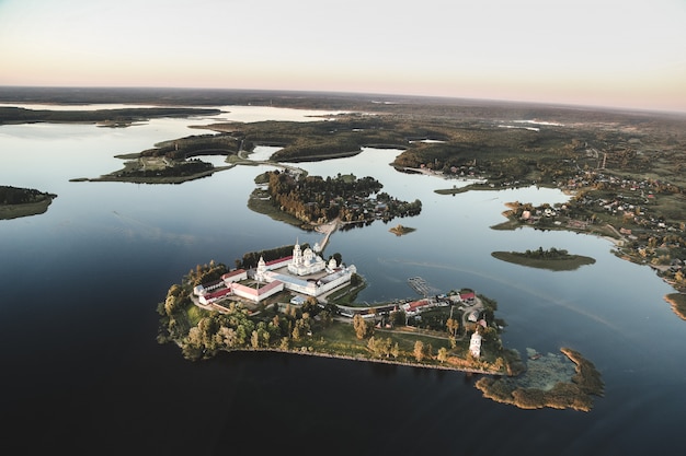 Vue aérienne du lac Seliger russe