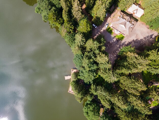 Photo vue aérienne du lac synevyr dans l'espace de copie des carpates ukrainiennes