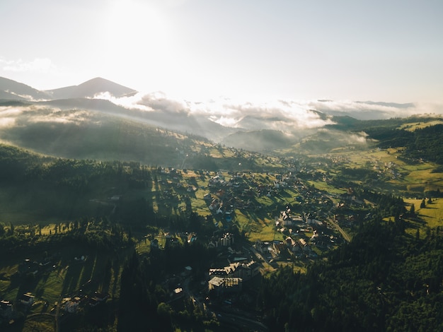 Vue aérienne du lever du soleil au-dessus du village dans les montagnes des Carpates. espace de copie