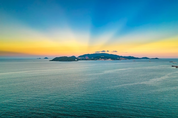 Vue aérienne du lever du soleil au large alors que le soleil se lève pour accueillir un nouveau jour sur la côte centrale