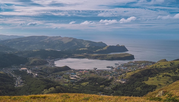 Vue aérienne du lever du soleil d'une baie sans nom sur l'île de Shikotan Îles Kouriles Vue aérienne