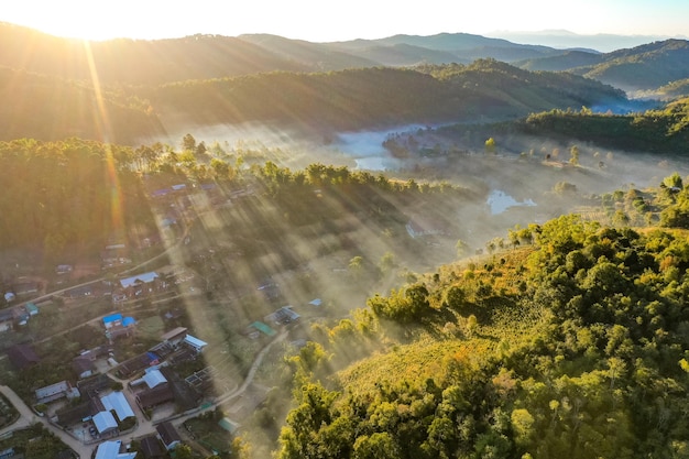 Vue aérienne du lever du soleil avec brouillard sur Ban Rak Thai, village chinois près d'un lac à Mae Hong Son, Thai