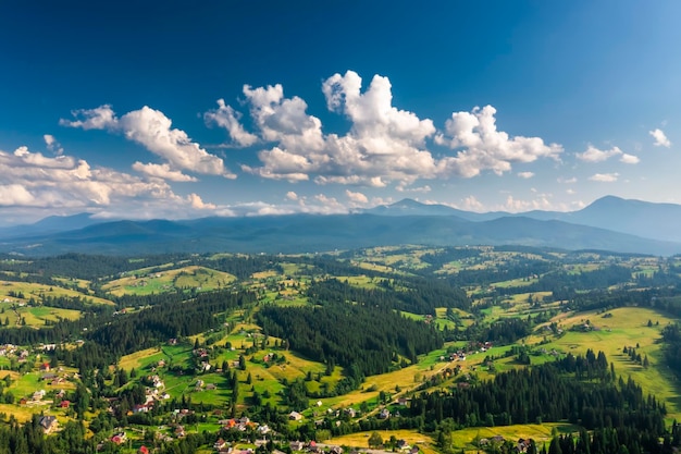 Vue aérienne du lever du soleil brumeux dans les montagnes Carpates