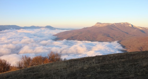 Vue aérienne du lever du soleil dans les montagnes Nuages aux reflets roses du soleil grand format