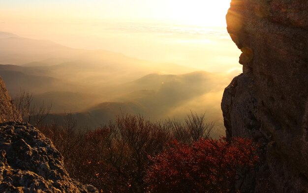 Vue aérienne du lever du soleil dans les montagnes Réflexe orange sur le ciel et les nuages au-dessus de la mer et de la vallée