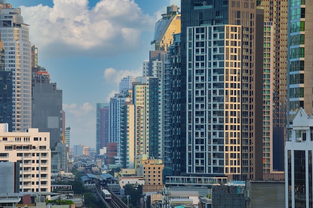 Vue aérienne du lieu de vie en copropriété des immeubles de bureaux modernes de Bangkok dans la ville de Bangkok