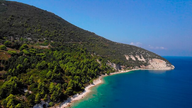 Vue aérienne du littoral de la mer dans une île tropicale.