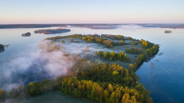 Photo vue aérienne du magnifique lac le matin