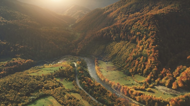 Vue aérienne du magnifique paysage de montagne d'automne