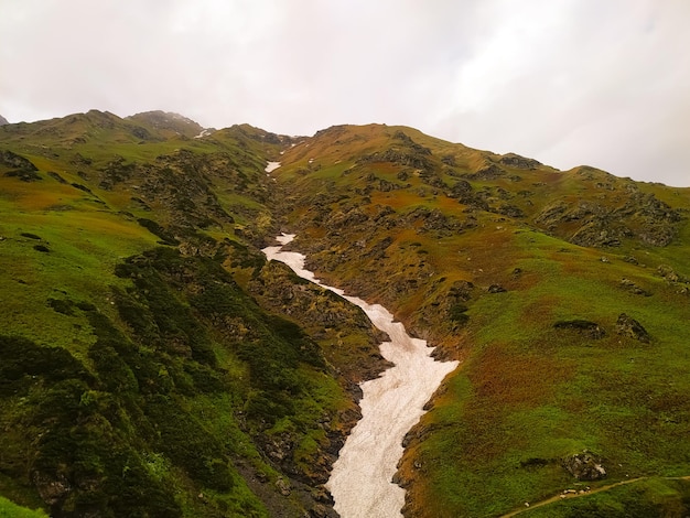 Vue aérienne du magnifique paysage de montagne