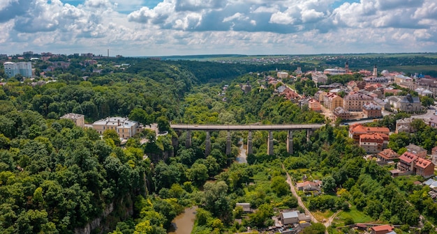 Vue aérienne du magnifique pont surplombant la vallée verte