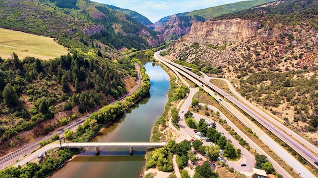 Vue aérienne du majestueux canyon des montagnes rocheuses avec autoroute et voies ferrées