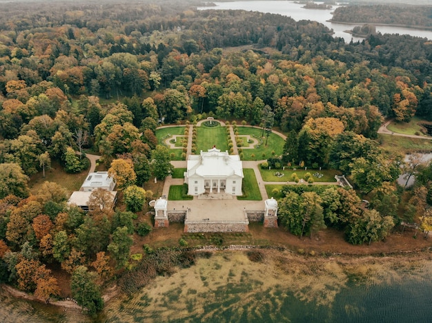 Photo vue aérienne du manoir d'uzutrakis à trakai en lituanie pendant la journée