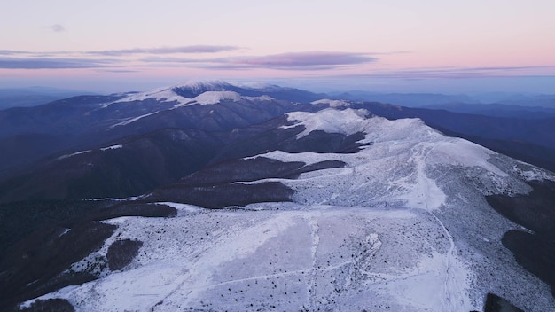 Vue aérienne du matin des montagnes des Balkans couvertes de neige dans la région du col de Beklemeto