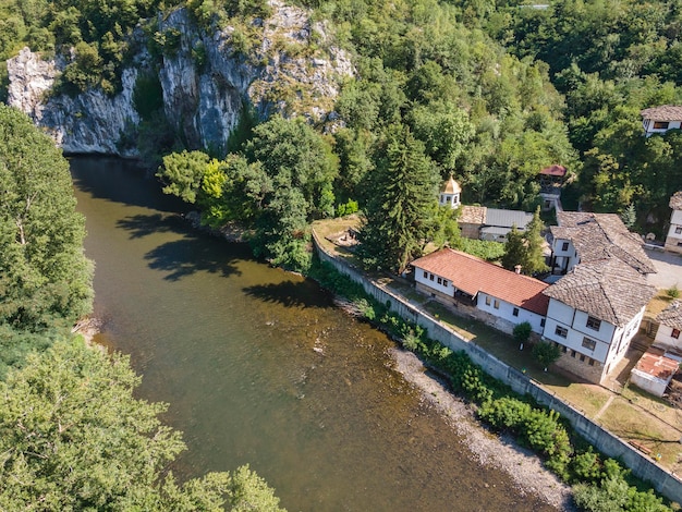 Photo vue aérienne du monastère de cherepish en bulgarie