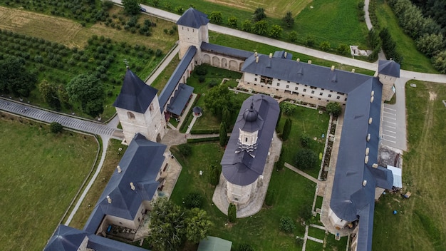 Vue aérienne du monastère fortifié Dragomirna en Moldavie, région de Bucovine, Suceava, Roumanie.