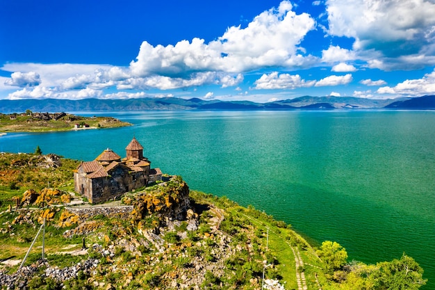 Vue aérienne du monastère de Hayravank sur les rives du lac Sevan en Arménie