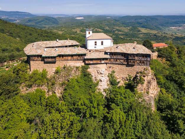 Photo vue aérienne du monastère médiéval de glozhene en bulgarie