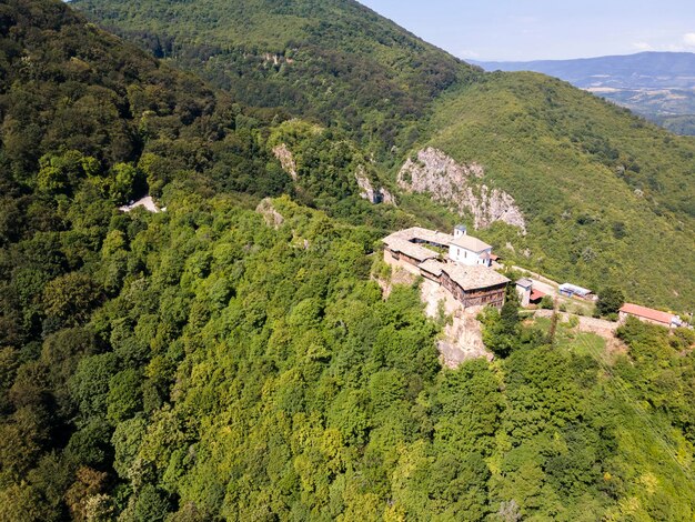 Photo vue aérienne du monastère médiéval de glozhene en bulgarie