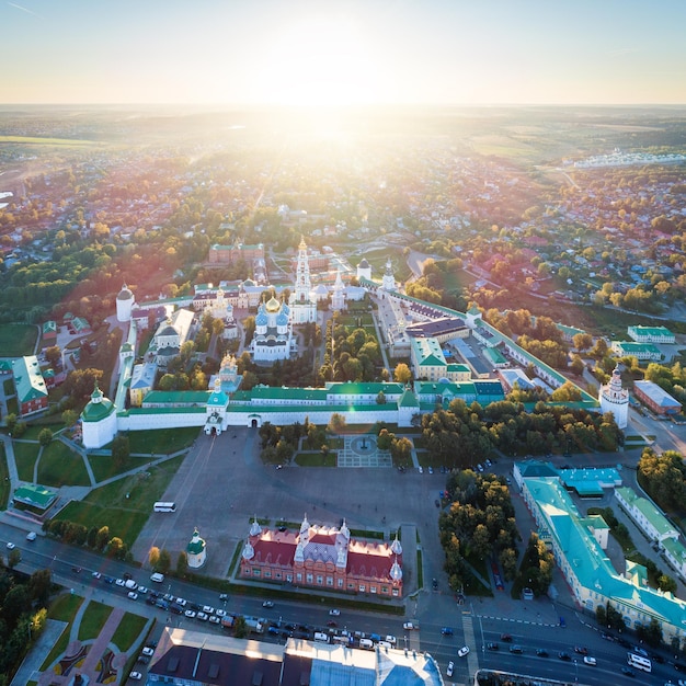 Vue aérienne du monastère Trinity St Sergy au coucher du soleil d'automne avec des fusées éclairantes Sergiev Posad Russie