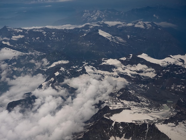 Vue aérienne du Mont Blanc en Vallée d'Aoste en Italie