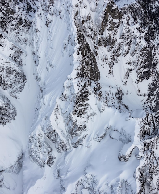 Vue aérienne du mont Judge et du paysage des montagnes Rocheuses canadiennes