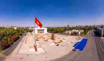 Photo vue aérienne du monument du drapeau du kirghizistan statue épique du héros kirghize aykol manas sur la place alatoo musée d'histoire de l'état dans le centre-ville de la ville de bishkek asie centrale