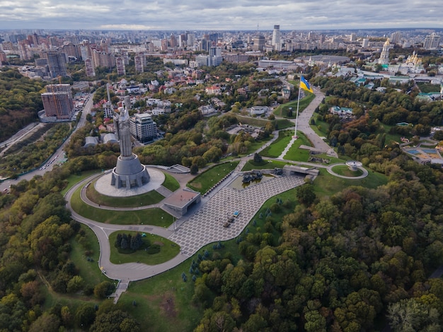 Vue aérienne du monument de la mère patrie dans le centre-ville