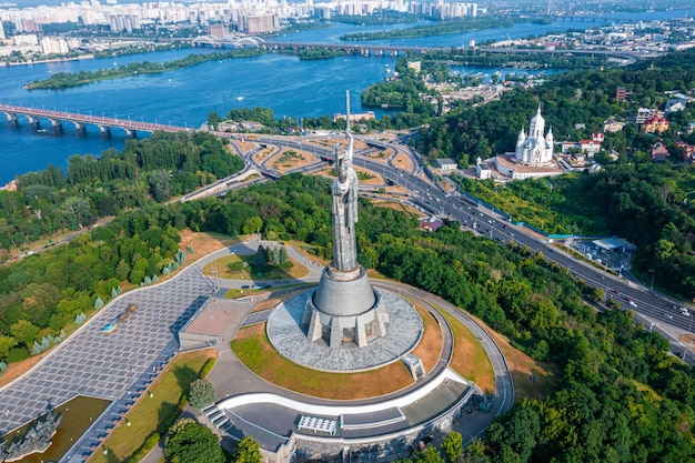 Vue aérienne du monument de la mère patrie à kiev