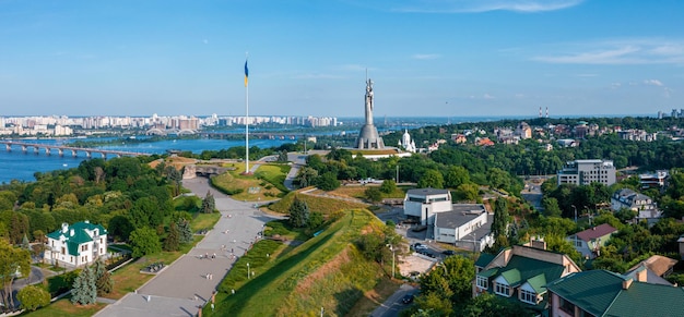 Vue aérienne du monument de la mère patrie à kiev