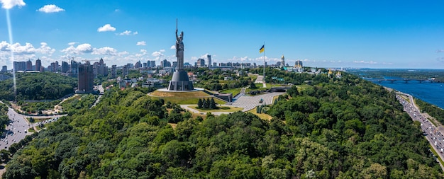 Vue aérienne du monument de la mère patrie à kiev